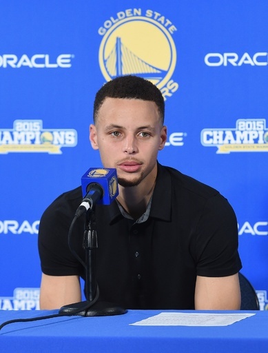 カリーが右膝の負傷で2週間の離脱、ウォリアーズが発表