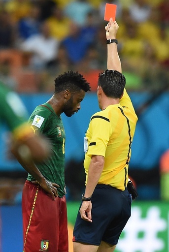 カメルーン代表ソング、ひじ打ちで3試合の出場停止