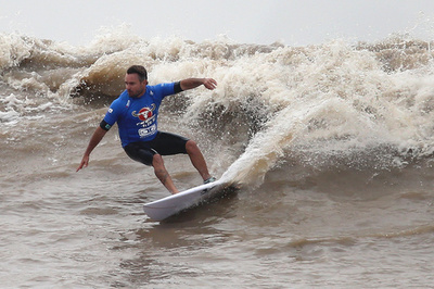 世界のトップサーファーが杭州に集う　銭塘江でサーフィン大会
