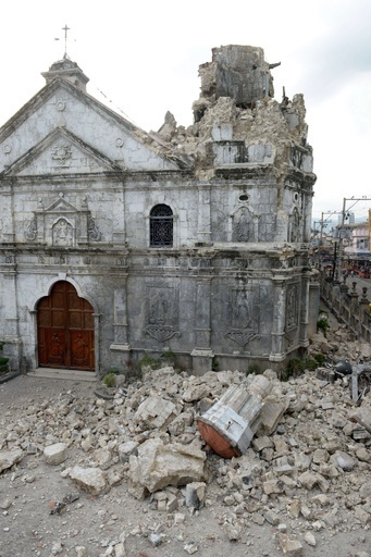 フィリピンの地震、死者151人に 同国最古の教会も被害