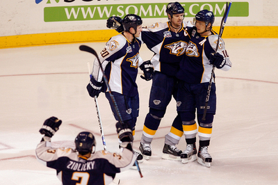 プレデターズ 第3戦でレッドウィングスに初勝利