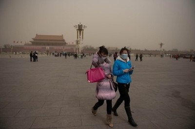 北京の大気汚染レベルが急上昇、外出自粛求められる市民