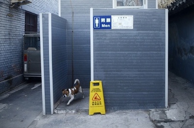 中国の不潔なトイレに政府が規制案、男女平等の待ち時間にも配慮