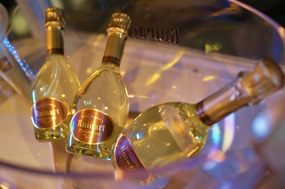 ルイナール、「夜光船」で一夜限りのアートなお茶会開催