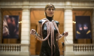 海草ドレスにサーモンのトップス、美と食のコラボ写真展 ドイツ