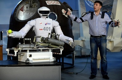 ロシア、新型ロボット宇宙飛行士「SAR-401」を公開