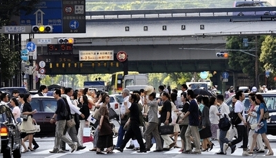 ひったくり対策に女装警官が出動、愛知県警