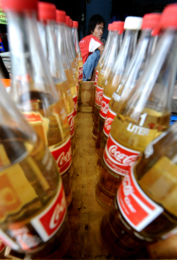 使用済みボトルに入れてガソリン販売、インドネシア