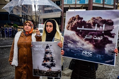 トルコでロシアに抗議デモ シリア反体制派への爆撃強化受け