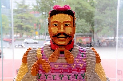 高さ1.9ｍ、5万個のレゴで作られた「彩色兵馬俑」 西安