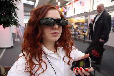 IT見本市「CeBIT」に、仮想大画面で動画が見られるサングラス登場
