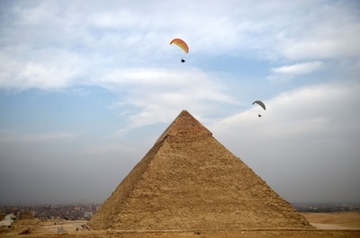 ピラミッド上空をふわり、スカイスポーツの祭典 エジプトで