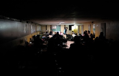 キエフ市民、地下室で身寄せ合う