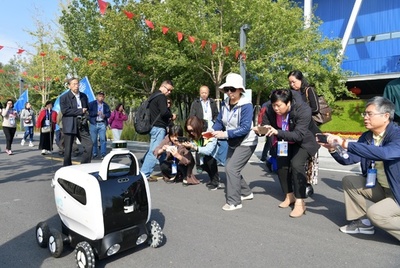 接触避ける…宅配で活躍する無人ロボット、暫時預かりサービスも