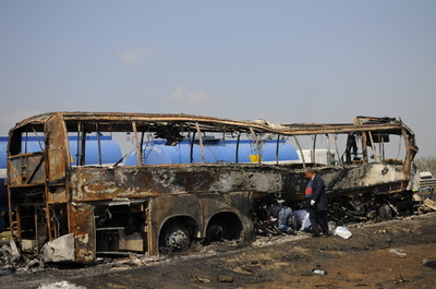 バスがトラックに衝突し炎上、36人死亡 メキシコ