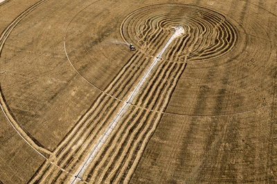 【今日の1枚】古代の地上絵のよう、円形かんがい農場 イラク