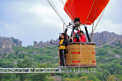 気球と気球を「綱渡り」、ギネス世界記録 中国