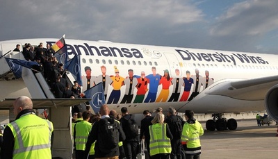 独代表の航空機に「多様性が勝つ」のスローガン カタールW杯