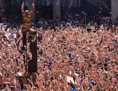 スペイン伝統の祭り、トマトまみれで開幕