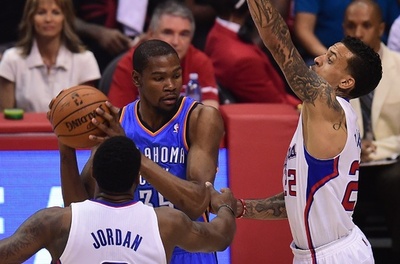 サンダーがカンファレンス決勝へ、クリッパーズに競り勝つ