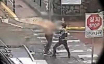 韓国の路上、暴れる190cmの泥酔男性 vs 170cm警官…「小学生が見ている」メンツの制圧