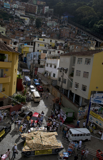 リオ市内をパンの戦車が走行、武器撲滅訴える ブラジル