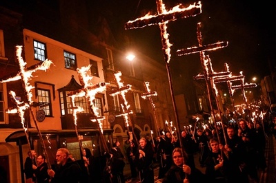 【今日の1枚】十字のたいまつで行進「ボンファイア・ナイト」 英