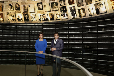 過去にヒトラー発言のドゥテルテ大統領、ホロコースト記念館を訪問