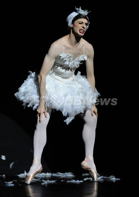 筋骨隆々な男性ダンサーの 瀕死の白鳥 写真12枚 ファッション ニュースならmode Press Powered By Afpbb News