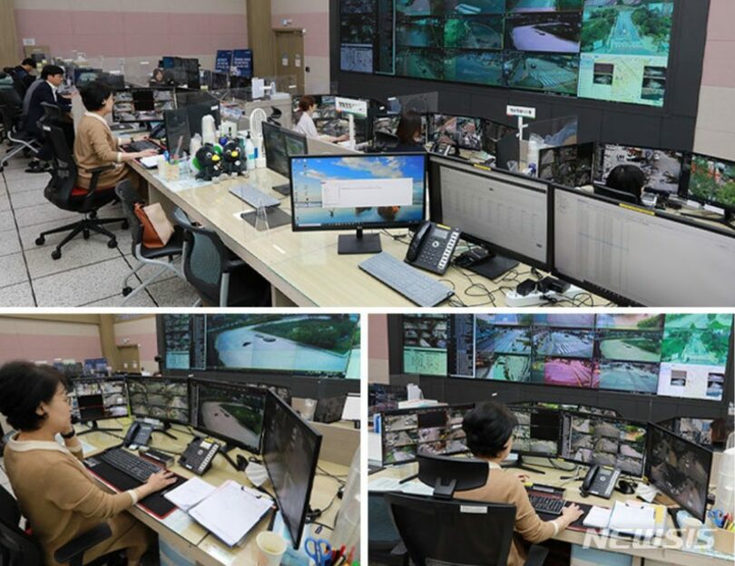韓国京畿道烏山市スマートシティ統合運営センターでCCTV画面を確認する管制要員（写真=行政安全省提供）(c)NEWSIS