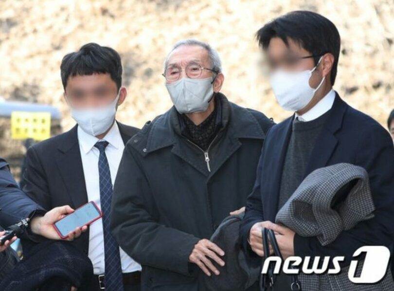 3日午後、初公判を終えて裁判所を出る俳優オ・ヨンス被告(c)news1