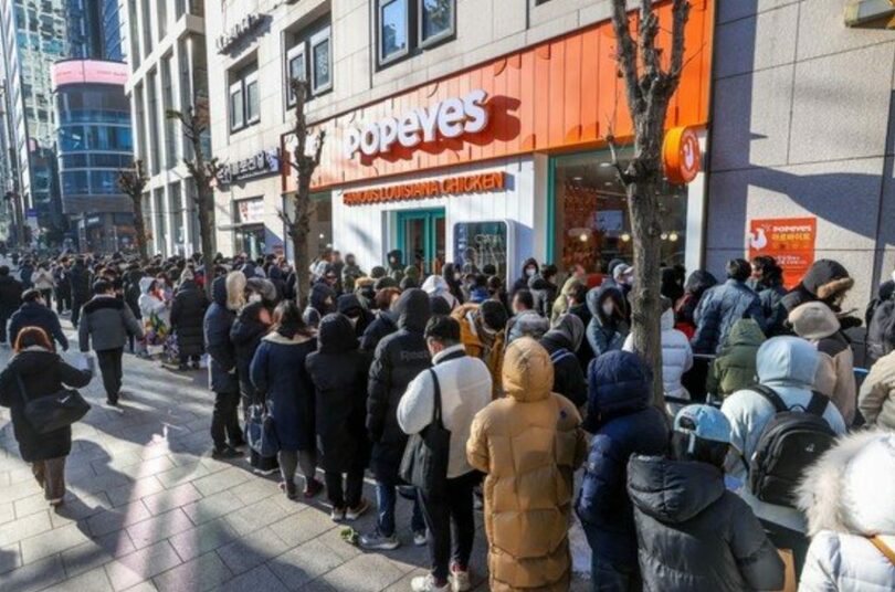 ポパイズ江南店の売り場の前に顧客が並んでいる（ポパイズ提供）(c)news1