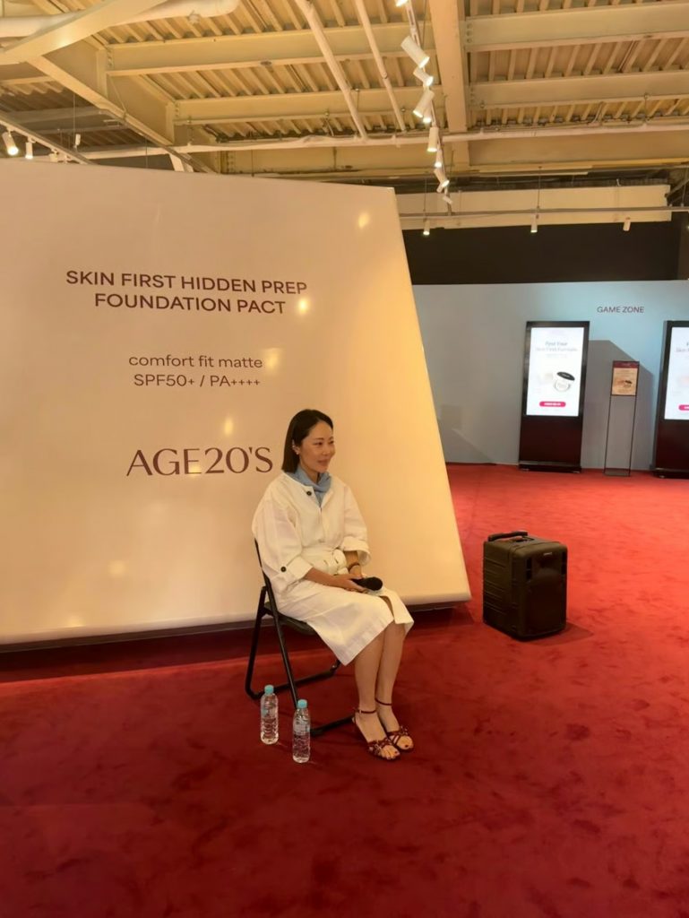韓国AGE20’S初のブランドポップアップ「THE AGE20’S HOUSE」で取材に応じるイ・ヒョンジョン愛敬産業AGE20’Sメイクアップ事業部長(c)MONEYTODAY