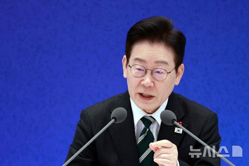 1月21日、新年記者会見で発言するイ・ジェミョン（李在明）大統領(c)NEWSIS