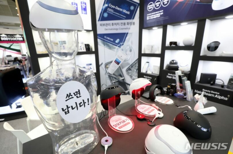 第37回国際医療機器・病院設備展示会（KIMES2022）で展示された脱毛治療機器(c)NEWSIS