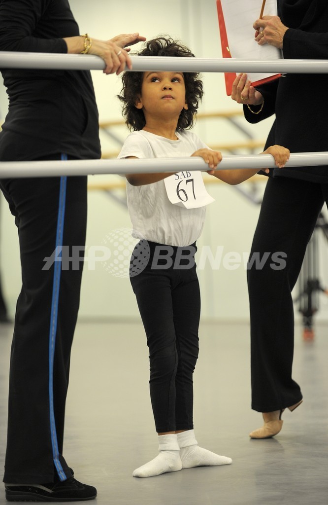 米著名バレエスクールで入学審査、6歳児100人が挑戦