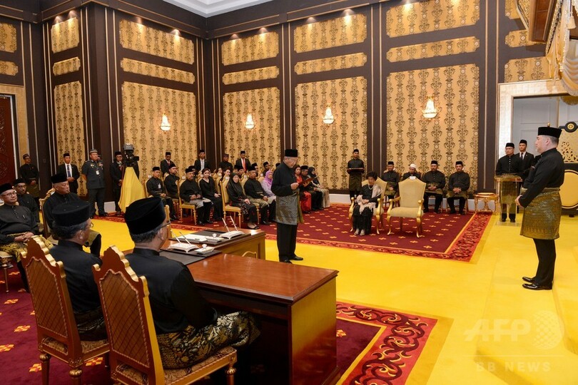 マハティール氏、マレーシア首相に就任 世界最高齢の指導者に