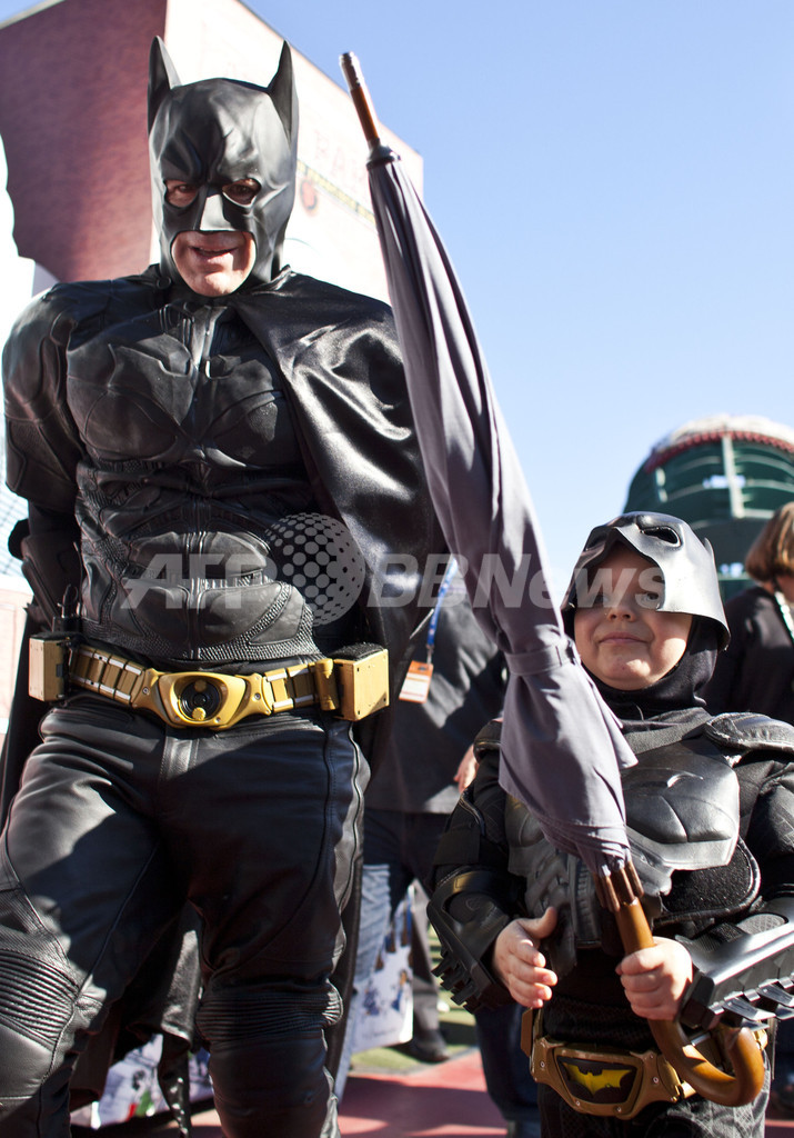 白血病の少年が「バットキッド」に、夢をかなえて大活躍