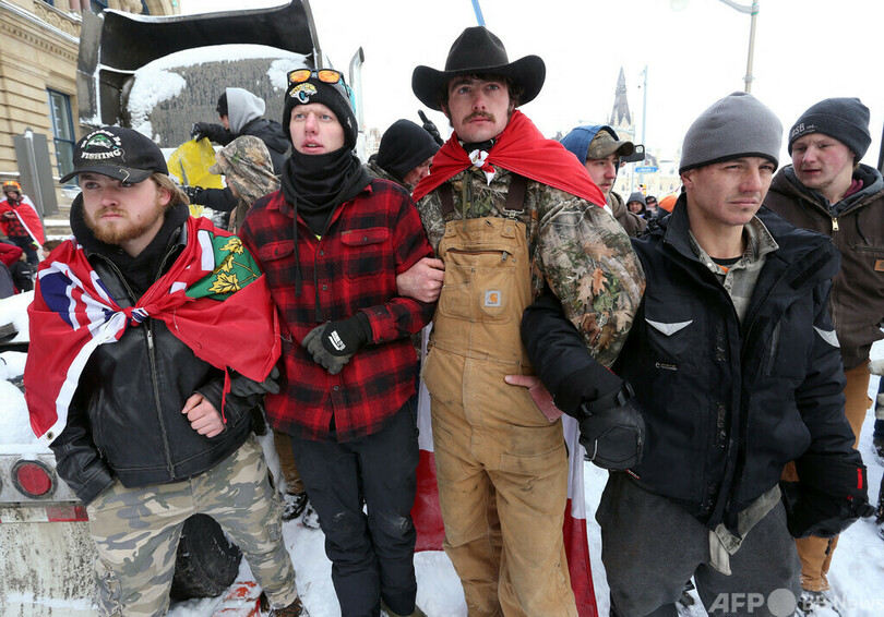 カナダ議事堂前 警察がトラックデモ隊を排除