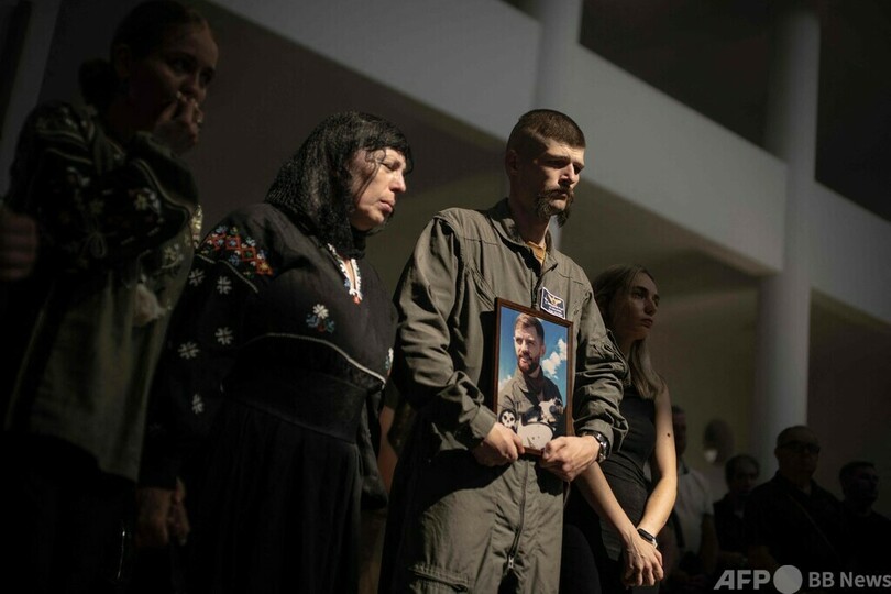 「キーウの幽霊」葬儀に多数参列 ウクライナ空軍のエース