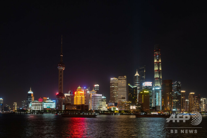 温暖化を考えよう！ 上海バンド対岸のランドマーク的建物が消灯 中国