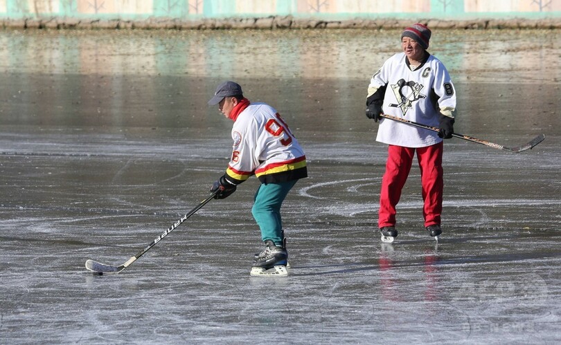スケートやアイスホッケーの季節到来　中国・瀋陽