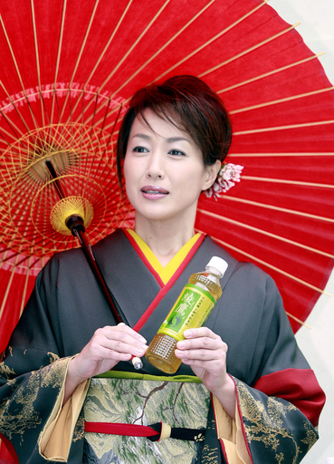 高島礼子さん、着物姿で緑茶をアピール 写真3枚 国際ニュース：AFPBB News