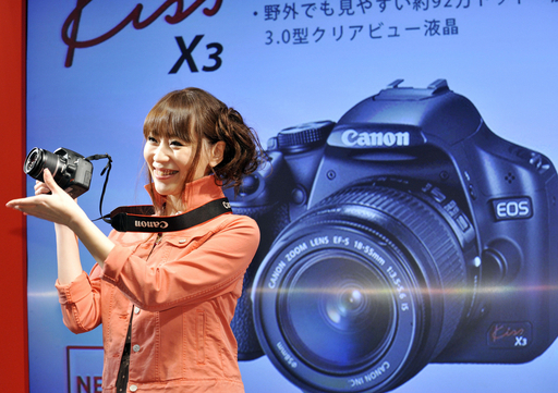 キヤノン、フルHD動画対応の入門一眼レフ「EOS Kiss X3」を発表 写真2