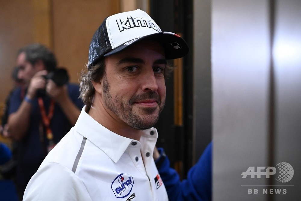 アロンソがF1復帰の可能性を公言「やる気みなぎっている」 写真1枚