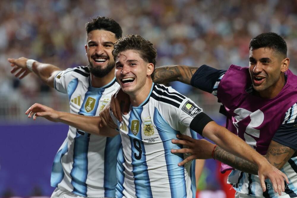 王者アルゼンチン、10人のスイスを延長戦で下しW杯4強入り イングランドと準決勝へ
