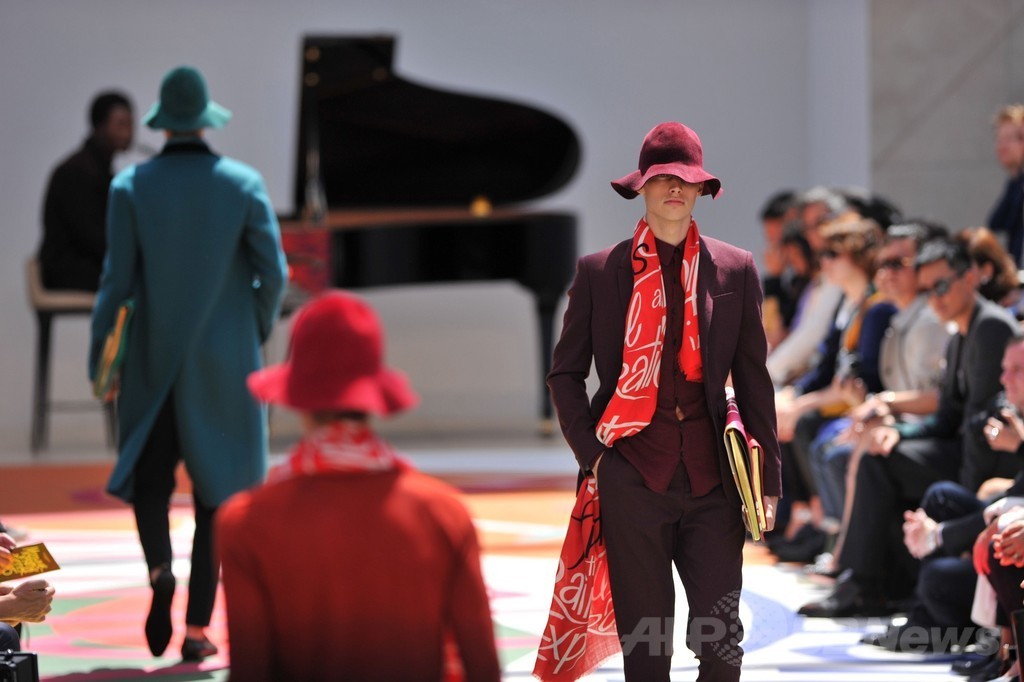 小物で遊び心を表現、「バーバリー プローサム」15年春夏メンズ