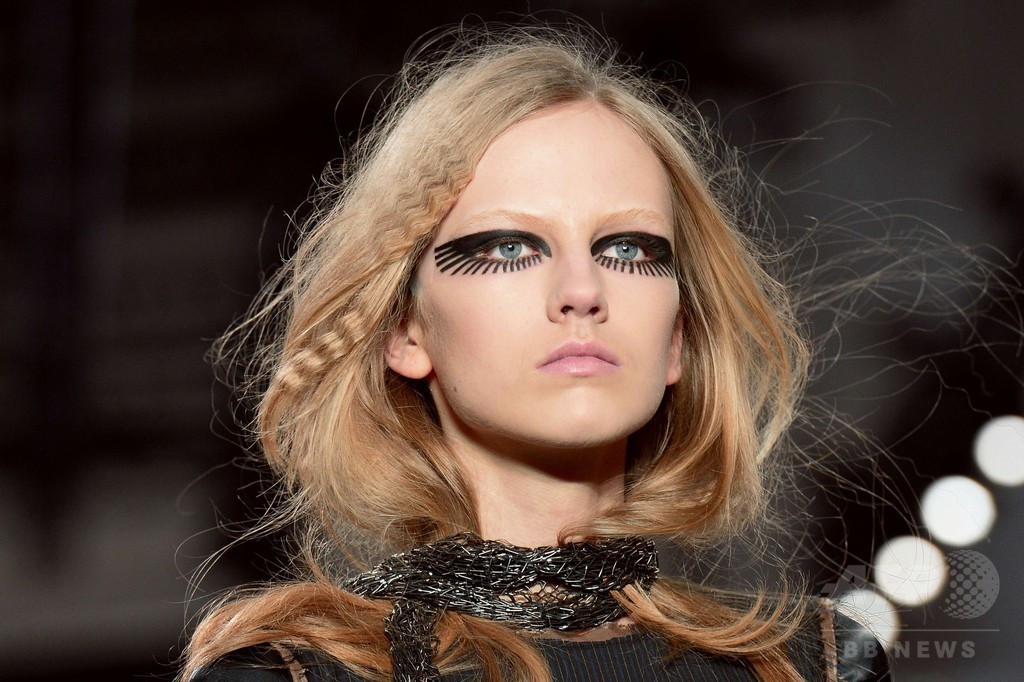 ピエロ風の奇抜なモデルでインパクト、「メゾン マルジェラ」15/16秋冬