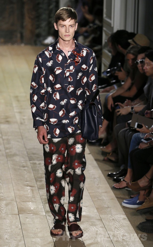 動植物を描いたシックなテキスタイルに注目、「ヴァレンティノ」15年春夏メンズ