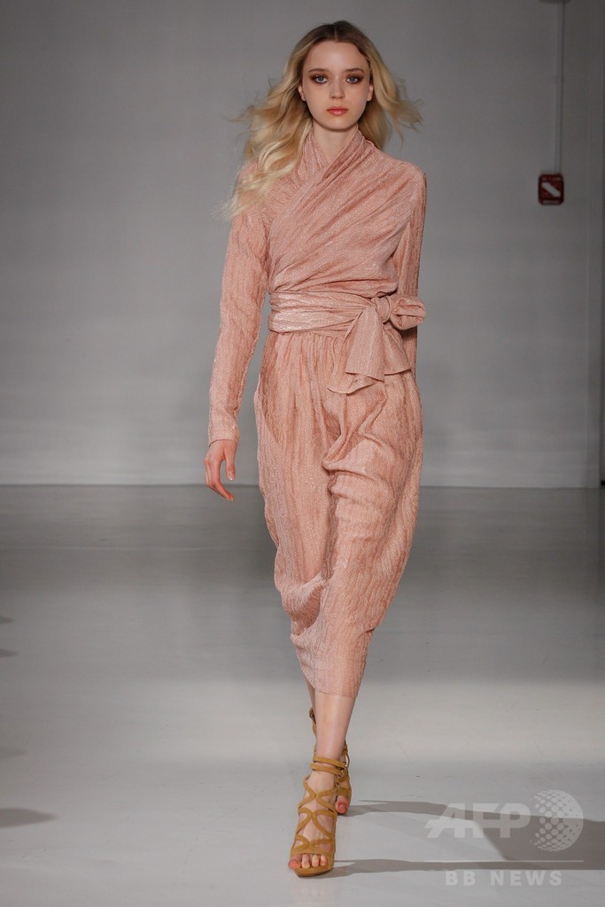 膝下丈のスカートでエレガントに、「ジル・スチュアート」15年春夏